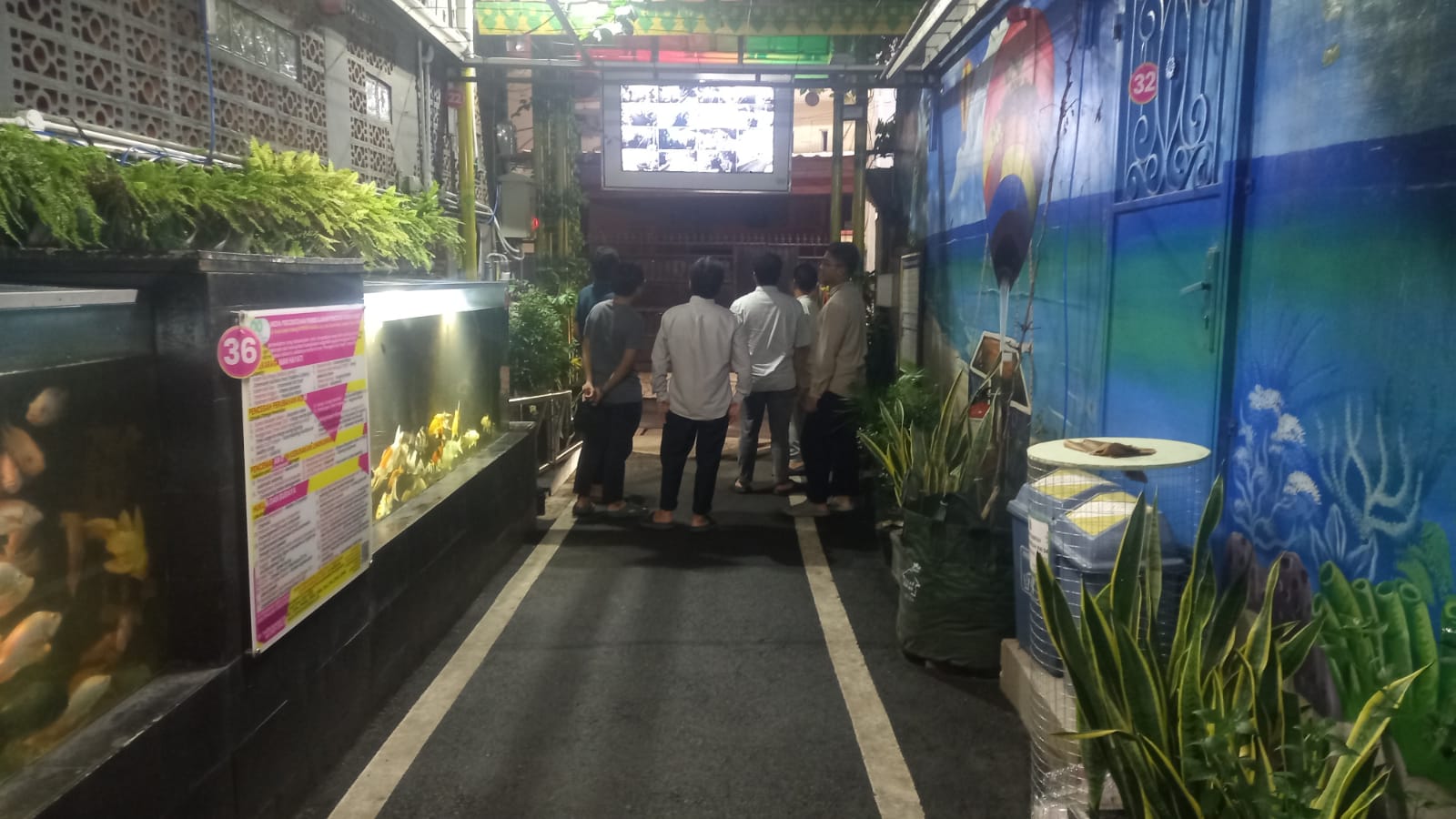 Tim Jam'iyyah Tholabah Al Binaa dalam study visit lingkungan bersama narasumber