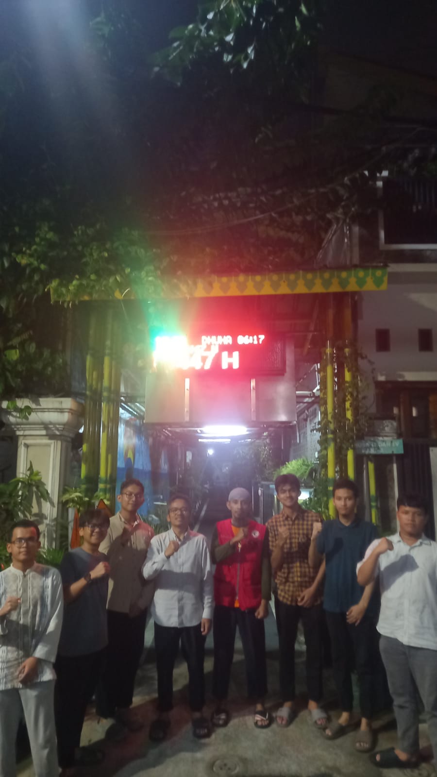 Foto bersama tim study visit Envis '26 di lingkungan warga